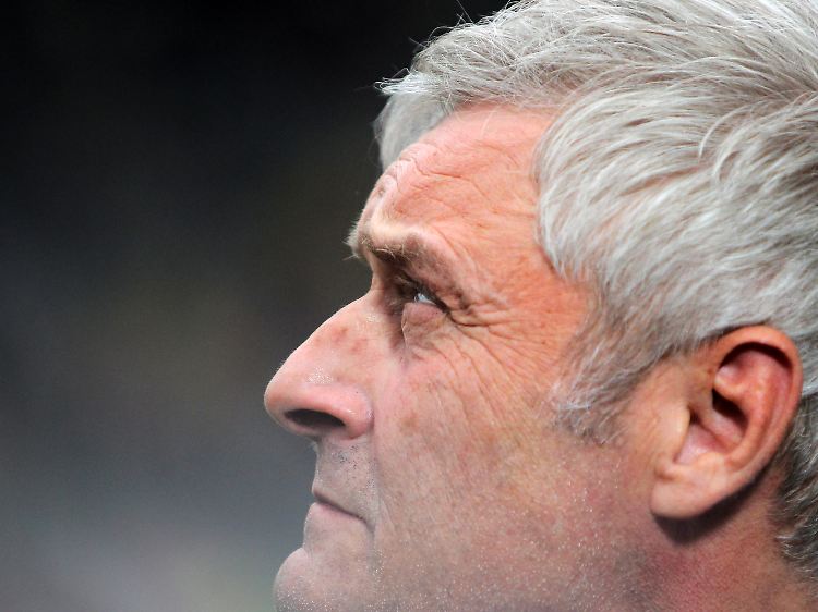 Eintracht-Coach Armin Veh sieht Guardiolas Personalplanungen kritisch - obwohl er selbst ähnlich verfährt.