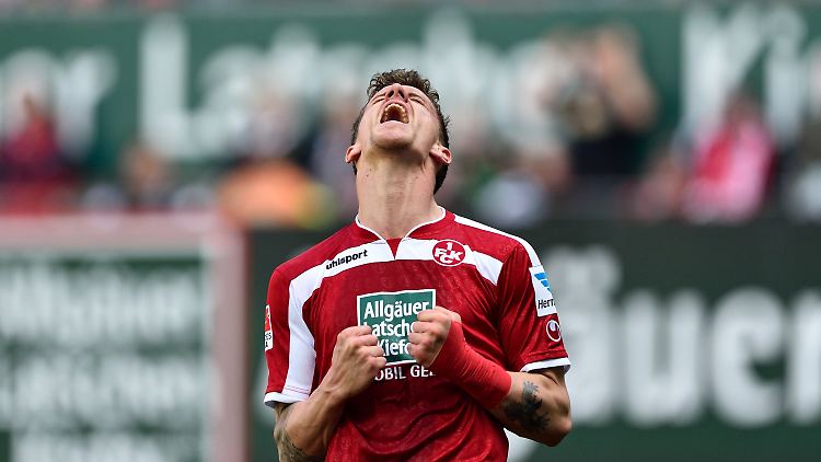Kaiserslauterns Simon Zoller ärgert sich über eine vergebende Torchance im Zweitligaspiel gegen den VfL Bochum.