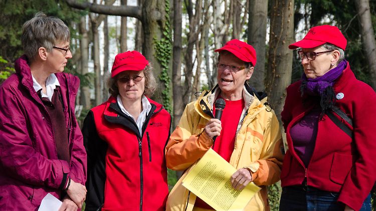Sie haben den Friedhof verwirklicht: Kaie Haas, Ute Greiling, Hilde Hehringer und Usah Zachau (v.l.).