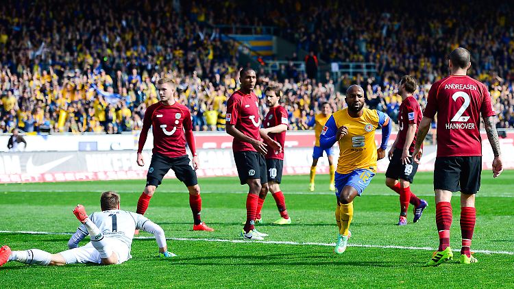 Domi Kumbela brachte Braunschweig im Bundesliga-Duell gegen Hannover mit 1:0 in Führung.