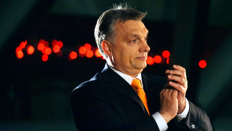 Viktor Orban lässt sich in Budapest von seinen Anhängern feiern.