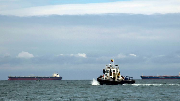 Auf Reede: Rohöltanker vor der Hafeneinfahrt von Esmeraldas, dem wichtigsten Ölverladehafen Ecuadors.