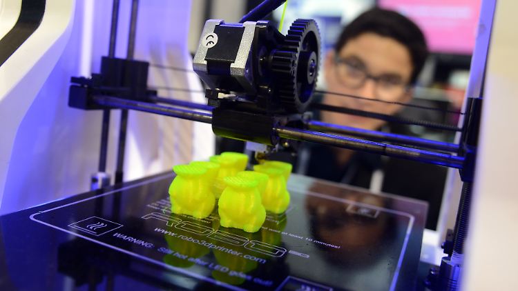 Schicht für Schicht entsteht ein dreidimensionales Objekt: Ein 3D-Drucker der Firma Robo3D auf der Consumer Electronics Show in Las Vegas.