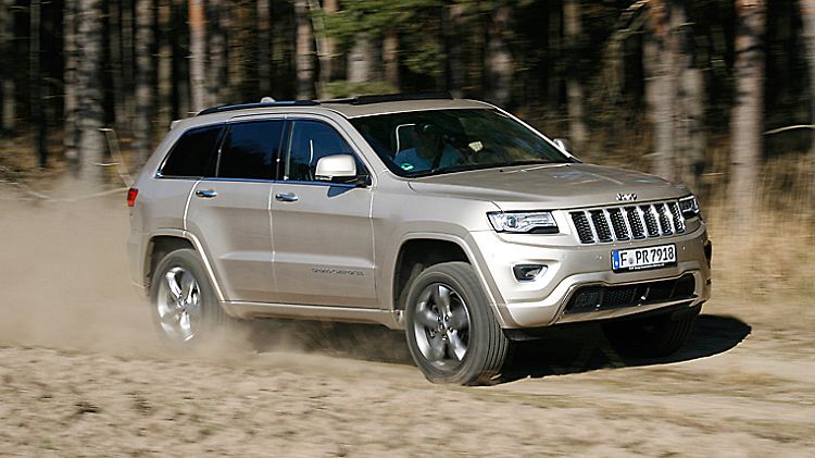 Als Overland ist der Jeep ab Werk mit 20-Zoll-Alurädern ausgestattet.