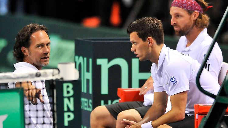 Carstens Arriens setzt auf die junge Tennis-Generation um Tobias Kamke und Andre Begemann (r.).