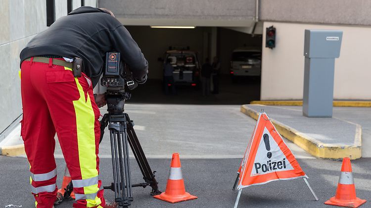 Ein Mitarbeiter der Polizei filmt die Einfahrt zur Tiefgarage der Bank Frick.