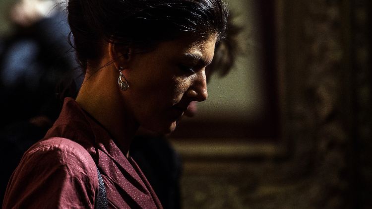 Sahra Wagenknecht wird gegen den Einsatz stimmen, genauso wie ihre Kollegen Sevim Dagdelen, Alexander Neu, Heike Hänsel, Inge Höger, Annette Groth, Alexander Ulrich, Andrej Hunko, Ulla Jelpke, Karin Binder, Pia Zimmermann, Niema Movassat, Hubertus Zdebel, Azize Tank und Katrin Werner.