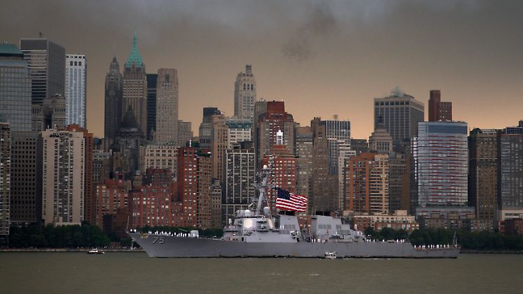 Die "USS Donald Cook" 2012 vor der Skyline von New York.