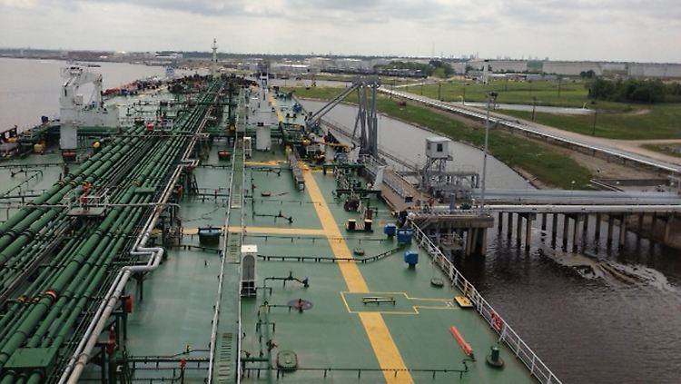 Lieferung für die USA: Die "Everglades", ein Rohöltanker der Aframax-Klasse wartet am Sunoco-Logistics-Terminal in den Niederlanden auf die Abfahrt Richtung Neufundland.