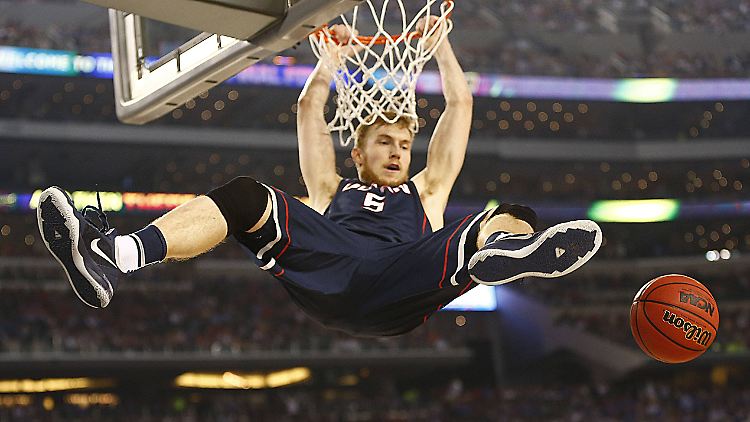 Niels Giffey beim Slam Dunk im Halbfinale gegen die Florida Gators.