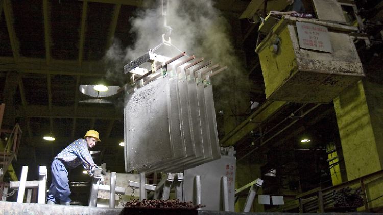 Frisch aus der Elektrolyse: Bei Norilsk Nickel im sibirischen Norilsk heben Arbeiter Nickel-Platten aus dem Tauchbad. Norilsk Nickel ist der weltgrößte Produzent von Nickel und Palladium.