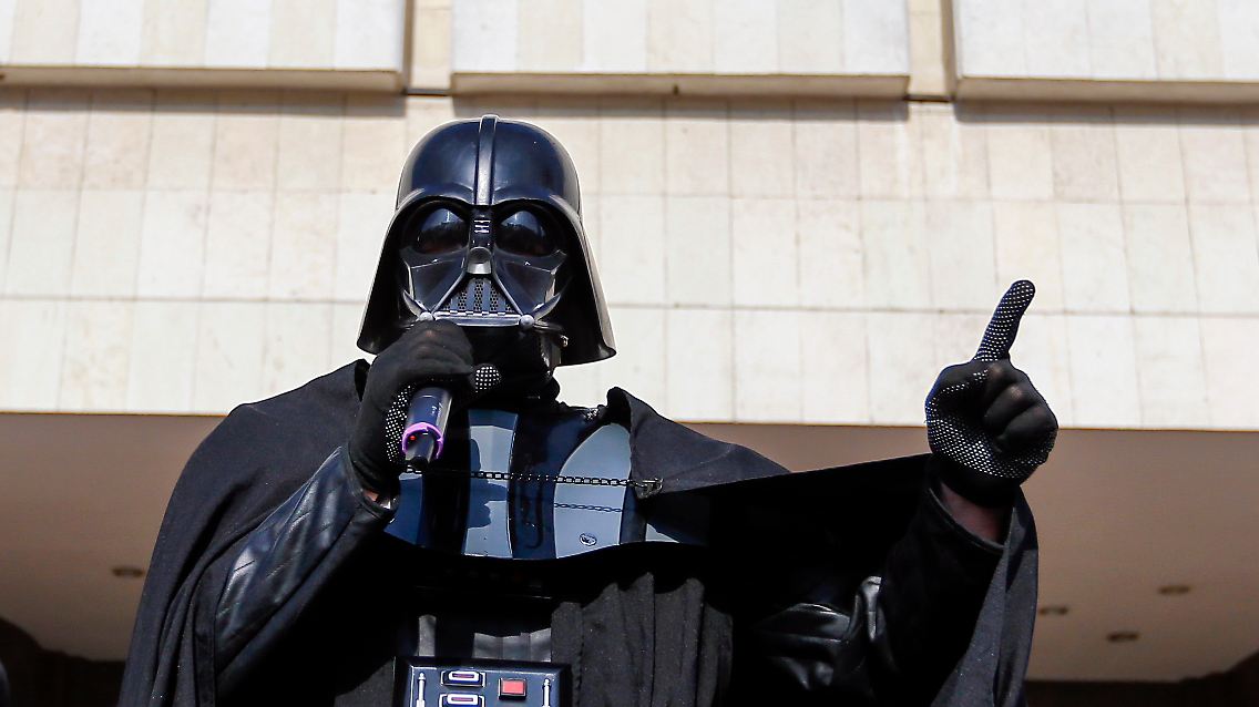 Darth Alexejewitsch Vader, wie er sich mittlerweile nennt, hat große Ziele: ...