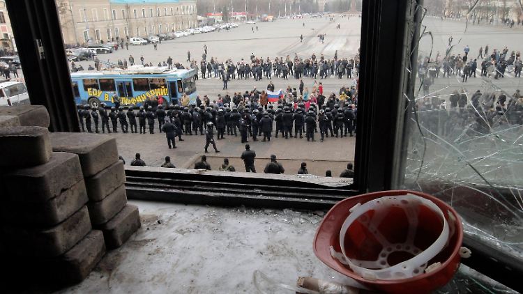 Ukrainische Spezialeinheiten sichern das Verwaltungsgebäude in Charkiw.