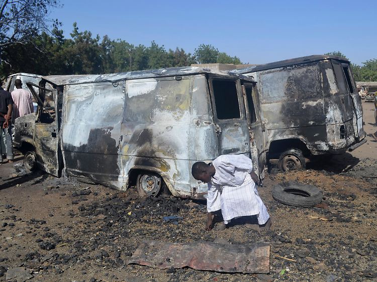 Im Norden des Landes befindet sich Nigerias Regierung seit Jahren im Kampf mit den radikalislamischen Anhängern von Boko Haram, die regelmäßig schwere Anschläge auf die Zivilbevölkerung verüben.