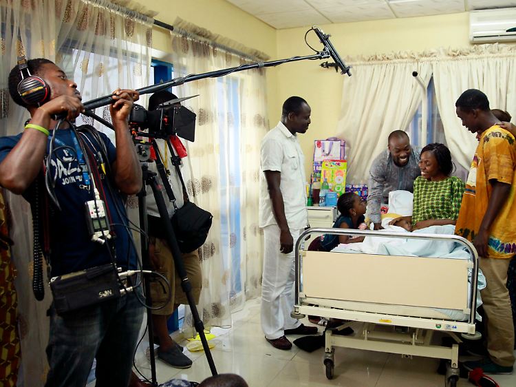 Die Filmindustrie des Landes, Nollywood genannt, gehört zu den produktivsten der Welt. Nur in Indien werden derzeit mehr Filme gedreht als in Nigeria.