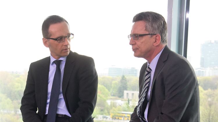 Vor der Kabinettssitzung haben Heiko Maas und Thomas de Maizière Redebedarf.