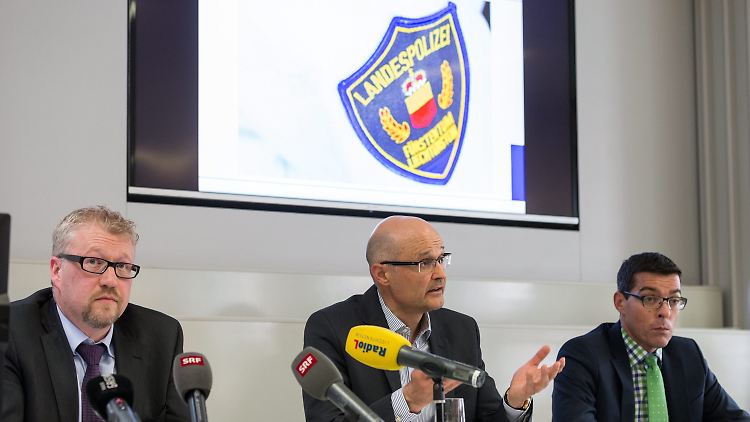 Bislang keine heiße Spur: Kriminalpolizeidirektor Andreas Schädler, Polizeichef Jules Hoch und der Vertreter der Staatsanwaltschaft Frank Haun (v.r.) ermitteln in alle Richtungen.
