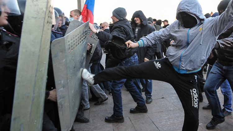 In den ostukrainischen Städten wie Donezk und Charkow kommt es seit Tagen zu heftigen Auseinandersetzungen zwischen prorussischen Demonstranten und der Polizei.