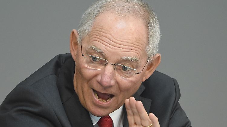 Finanzminister Wolfgang muss sich gegen Zwischenrufe aus allen Richtungen wehren.