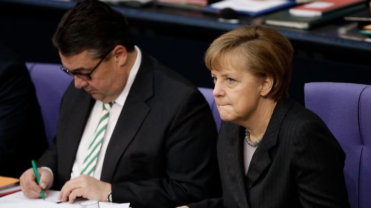 Sigmar Gabriel und Angela Merkel verlieren leicht an Zustimmung.