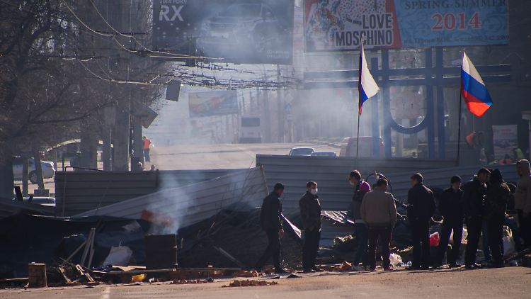 Prorussische Demonstranten bei einer Barrikade in Lugansk.