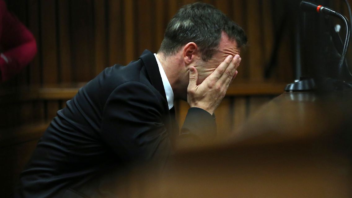 Inzwischen ist Pistorius bereits mehrfach, von seinen Emotionen überwältigt, zusammengebrochen.