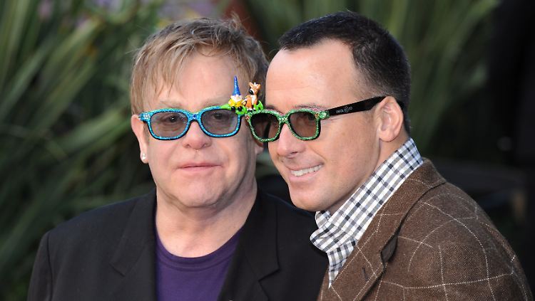 Elton John (links) und David Furnish sind seit ganz offiziell 2005 ein Paar und haben seitdem zwei Kinder adoptiert. 
