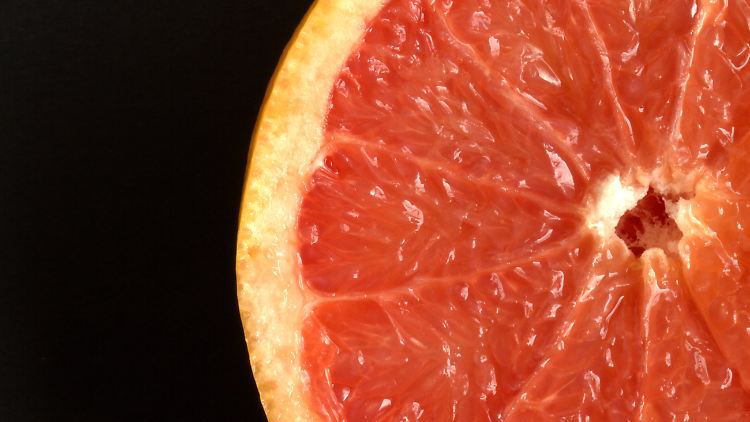Sauer macht lustig - sofern der Grapefruitsaft nicht mit bestimmten Medikamenten kombiniert wird.