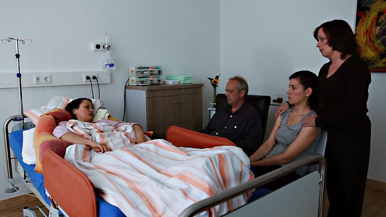 Ehemann (Hans-Heinrich Hardt), Tochter (Christiane Nothofer) und Schwester ( Mechtild Kalthoff) nehmen Abschied von der sterbenden Heike Bergmann (Tanja Haller).