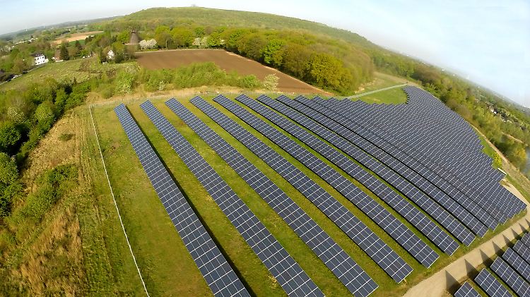Solarmodule des Solarparks Mühlenfeld in Neukirchen-Vluyn (Nordrhein-Westfalen).