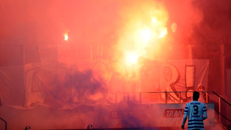 "Pyro-Technik ist für uns ein No-Go": Bengalos an der Essener Hafenstraße.