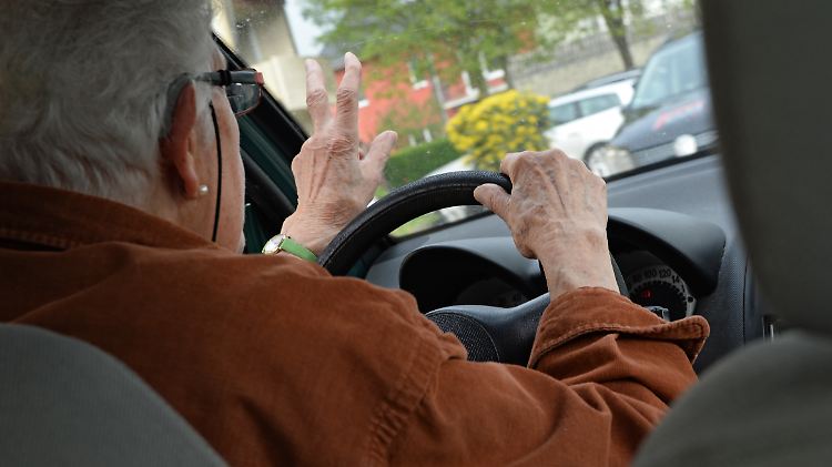 In vielen Ländern wird die Fahrtauglichkeit ab einem bestimmten Alter regelmäßig überprüft.