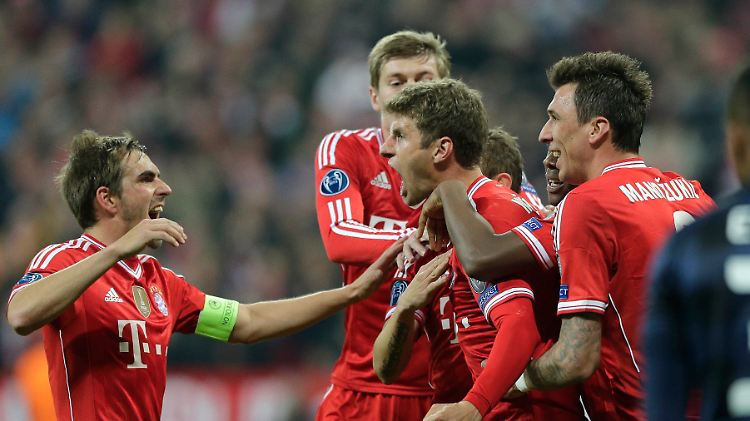 Thomas Müller jubelt zusammen mit seinem Team über den Treffer zum 2:1.