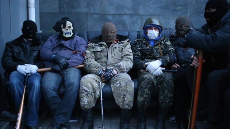 Pro-russische Kräfte besetzen ein Gebäude in Donezk.