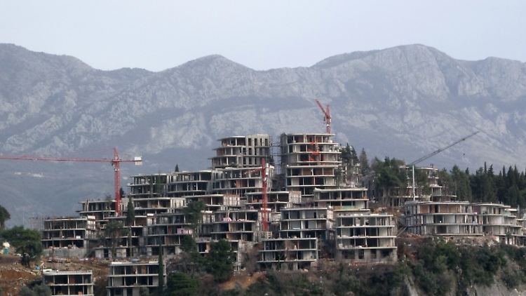 Wer nimmt die neue Regelung in Anspruch und wird Neu-Montenegriner? (Im Bau befindliche Tourismusanlage in Becici an der südlichen Adria in Montenegro).