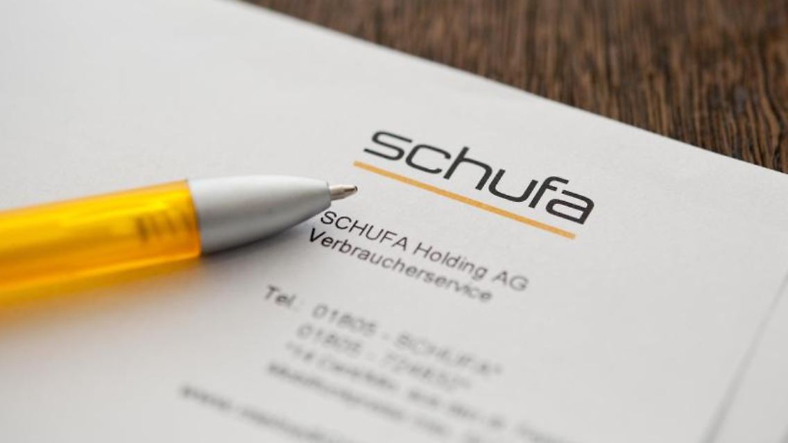 Die Schufa schickt die Bonitätsauskunft per Brief, die Anforderung können Verbraucher aber auch einfach per Email schicken. Foto: Franziska Koark