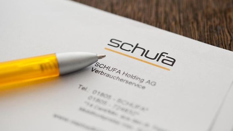 Die Schufa schickt die Bonitätsauskunft per Brief, die Anforderung können Verbraucher aber auch einfach per Email schicken. Foto: Franziska Koark