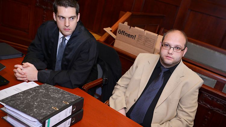 Ulvi K. (r) mit seinem Verteidiger Michael Euler.