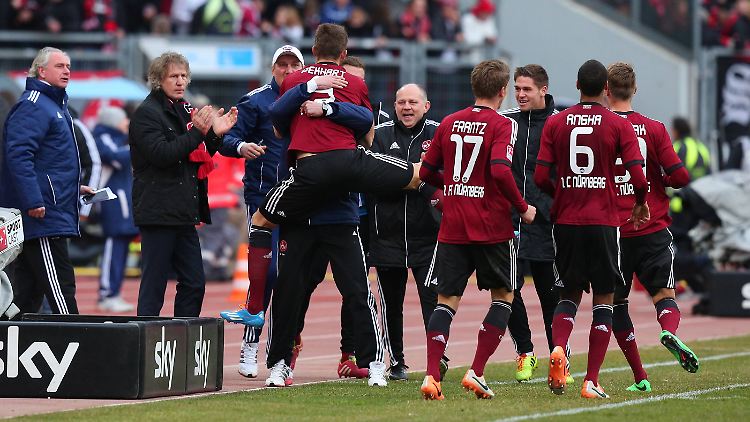 Jubel, Trubel, Heiterkeit: Gegen Eintracht Braunschweig lagen die Nürnberger am 22. Spieltag mit 0:1 zurück. Und gewannen am Ende nach einem kuriosen Spiel doch.