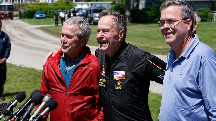 Papa George und Bruder George W. waren schon Präsident - zieht Jeb Bush (r.) nach?