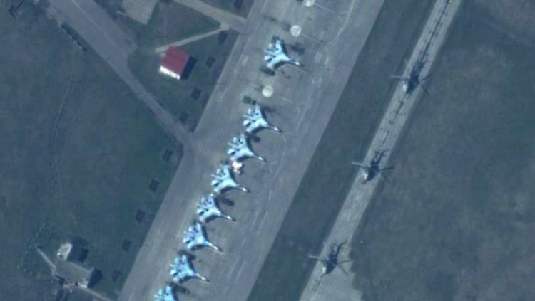 An mehr als 100 Standorten soll schweres russisches Gerät zum Einsatz bereitstehen - auf dem Satellitenbild zu sehen sind SU27/30-Jagdflieger sowie Helikopter unbekannter Bauart.