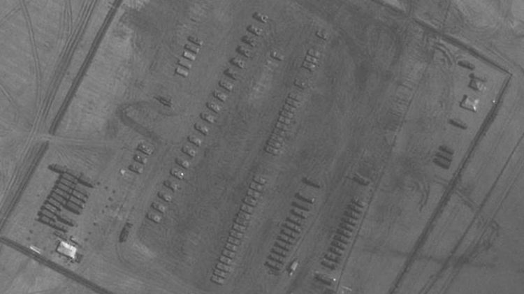 In Reih und Glied: Russische Panzer und Truppentransporter stehen nahe der ukrainischen Grenze bereit.