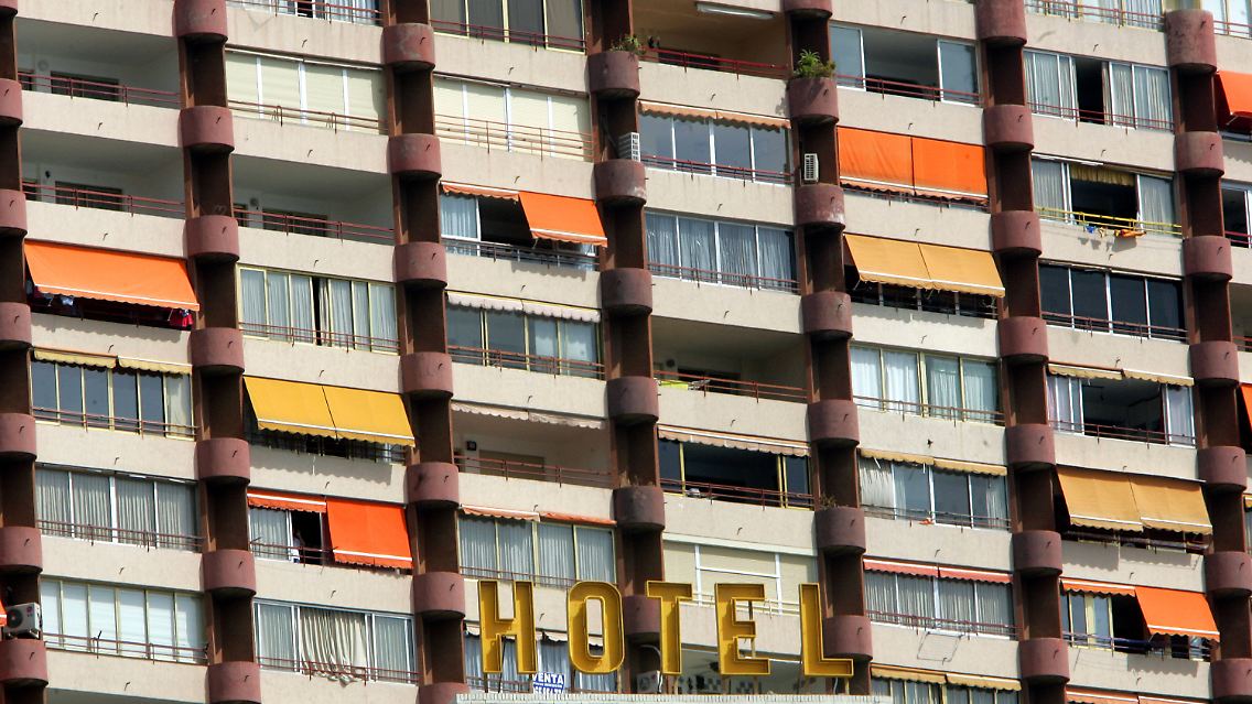 Die Hotelbalkone in den spanischen Touristenhochburgen scheinen ein gefährlicher Platz zu sein. (Hotel in Benidorm an der Costa Blanca)