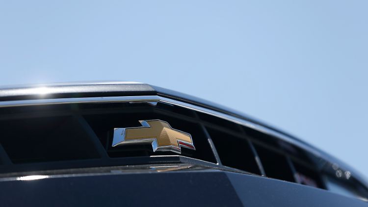 Schwachstelle Zündschloss: Bei einem Händler in Los Angeles leuchtet das Logo eines Chevrolet "Camaro" in der Sonne.
