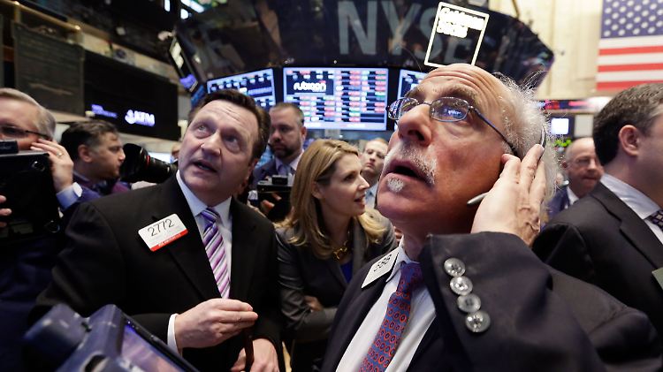 Hochdruck-Informationsverarbeitung an der New Yorker Börse: Händler Peter Tuchman (r.) mit Kollegen bei der Arbeit.