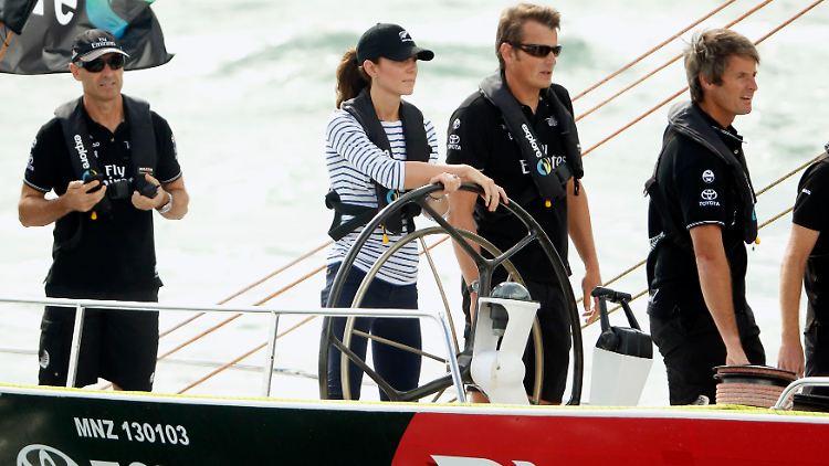 Ganz entspannt hält Kate das Steuer in der Hand.