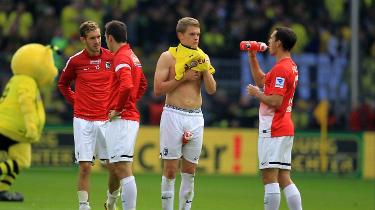 Das mit dem Trikot klappt schonmal: Matthias Ginter nach dem Spiel in Dortmund im Herbst 2013.