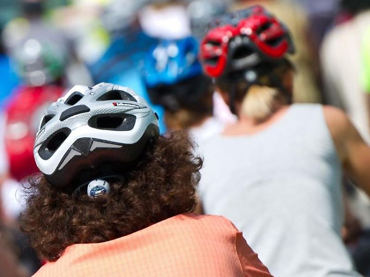 Helmpflicht ja oder nein? In Ländern wie den Niederlanden, wo der Kopfschutz nicht vorgeschrieben ist, sind Radfahrer trotzdem sicherer unterwegs als in Deutschland.
