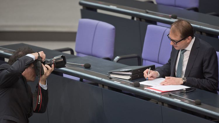 Hartes Brot, gewürzt mit Attacken: Alexander Dobrindt im Bundestag.