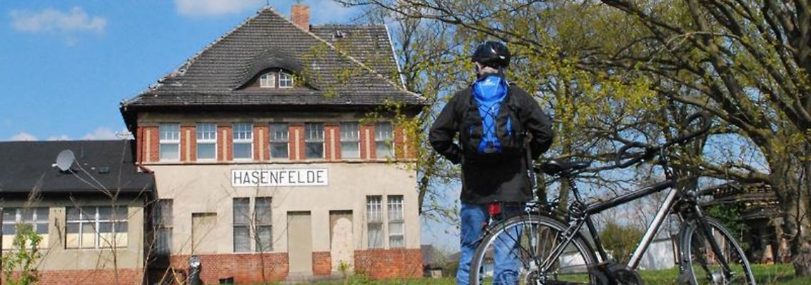 Wie hier in Hasenfelde zeugen noch alte Bahnhofsgebäude von der Oderbruchbahn. Heute ist die alte Bahnstrecke für Radfahrer ausgebaut.